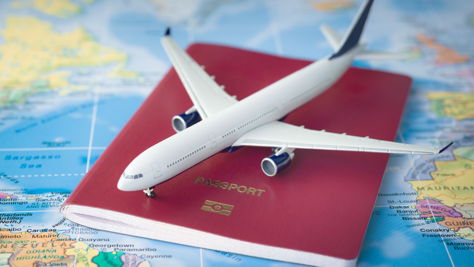 mage illustrant les actions de formation liées au voyage, avec un avion posé sur un passeport, symbolisant les formations proposées par ISBA Santé sur la santé des voyageurs.