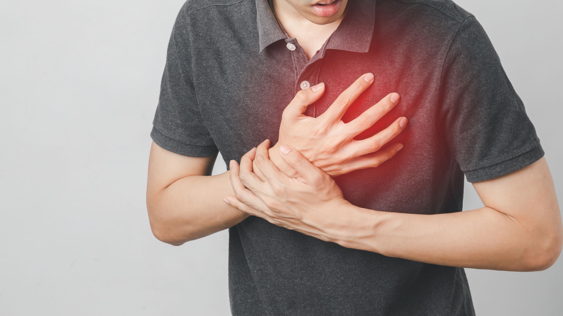 Image montrant une personne se tenant le cœur, symbolisant la prévention des risques cardiovasculaires, avec les services de prévention cardiovasculaire proposés par ISBA Santé Prévention.
