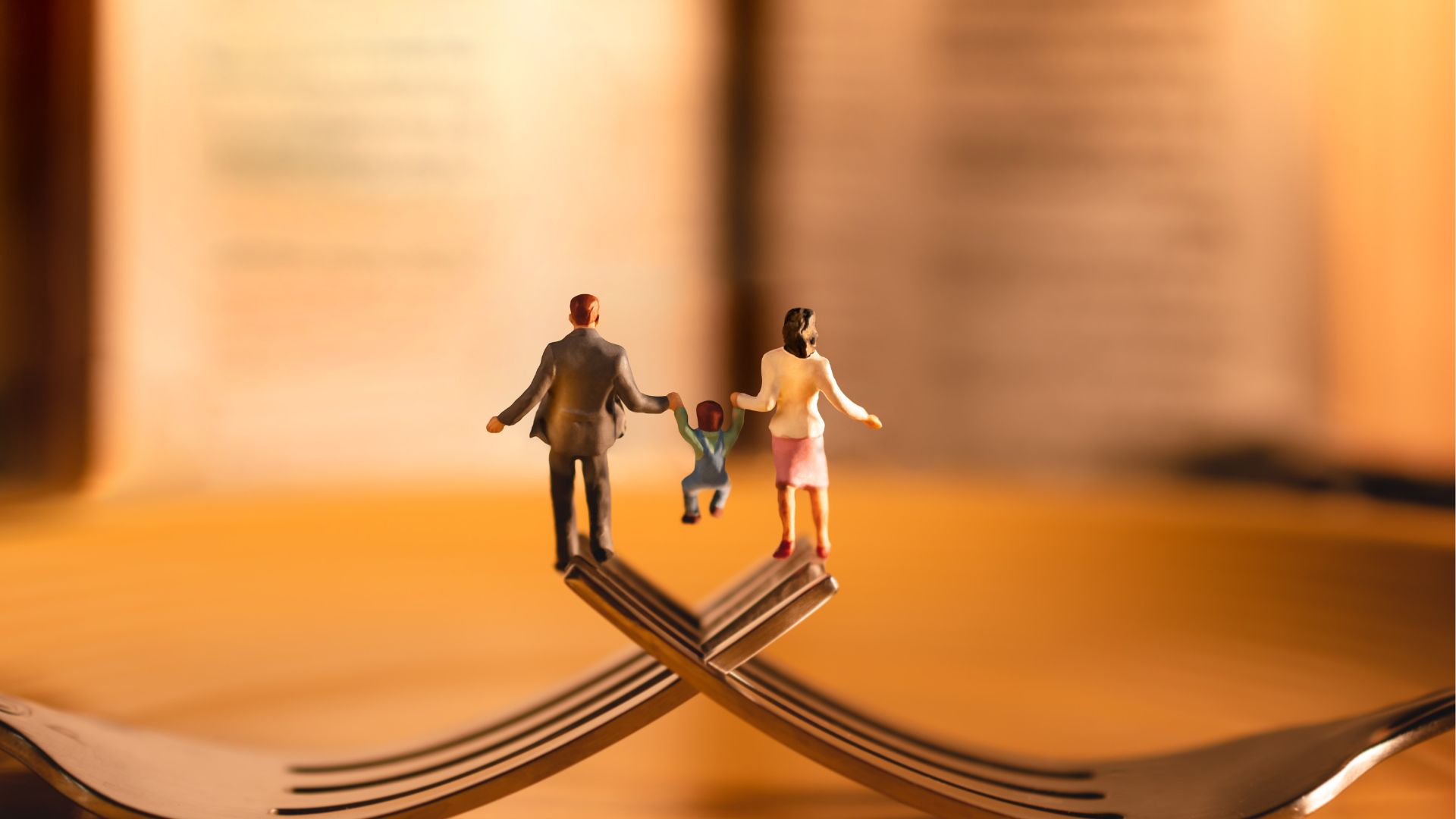 Image illustrant une famille en équilibre, symbolisant l'importance d'un équilibre de vie sain, soutenu par les actions de prévention et de bien-être proposées par ISBA Santé Prévention.