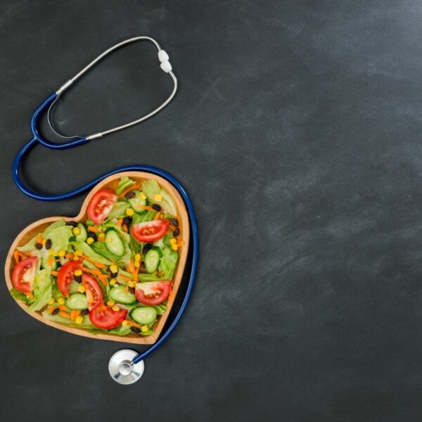 Image illustrant l'importance d'une alimentation équilibrée pour vieillir en bonne santé, avec les conseils d'ISBA Santé Prévention.