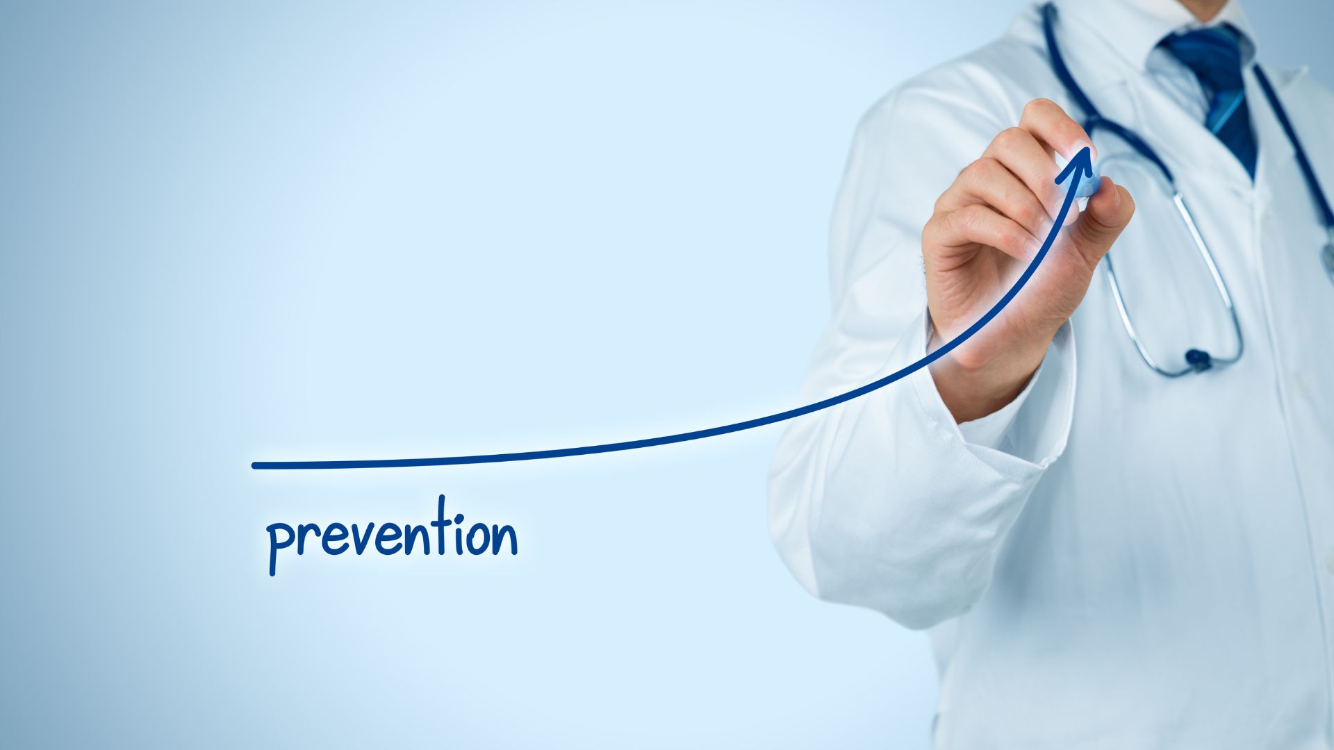 Image montrant un médecin écrivant le mot "prévention", symbolisant les différentes actions de prévention proposées par ISBA Santé Prévention dans divers domaines de la santé.
