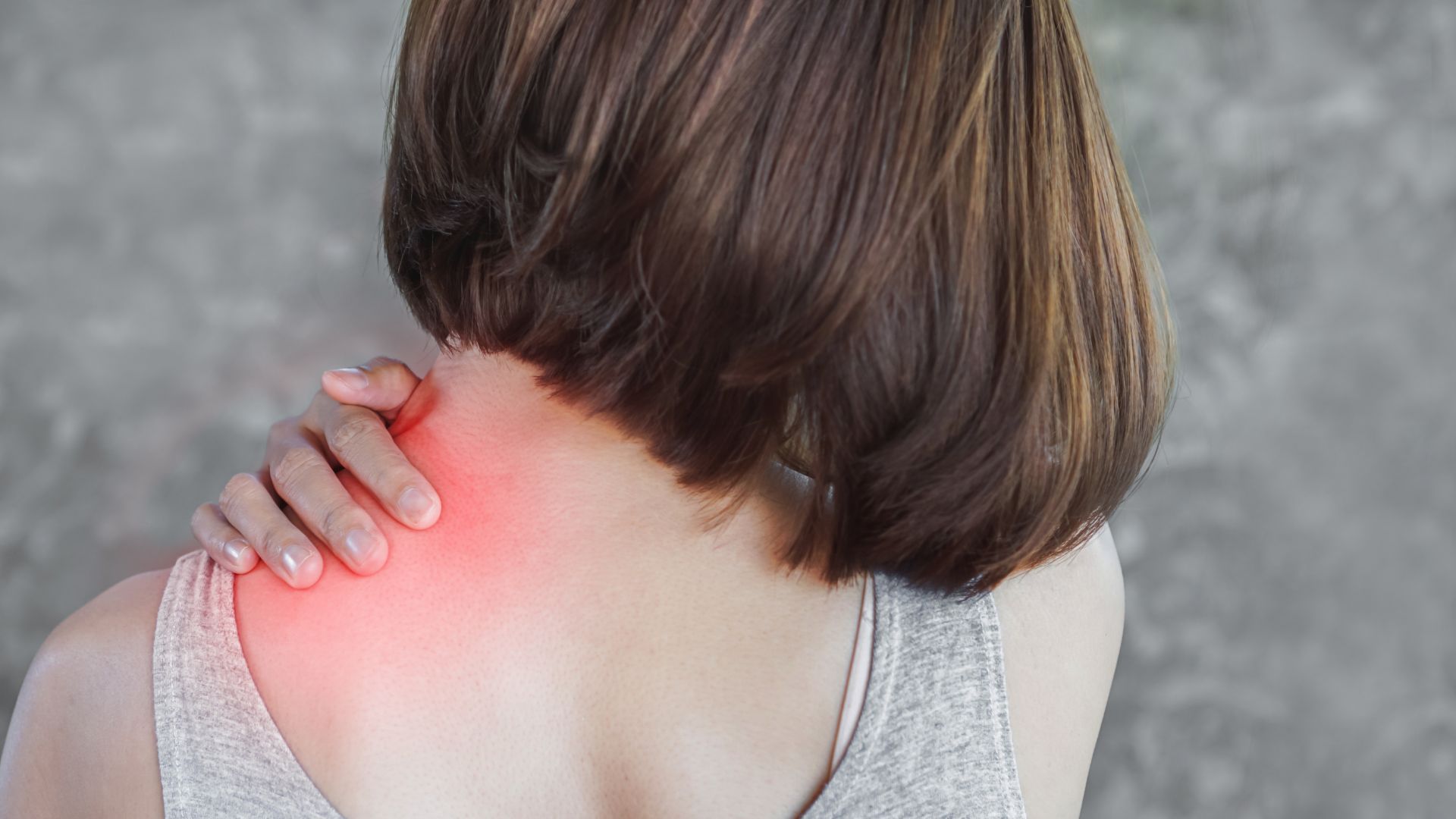 Image montrant une personne de dos ressentant une douleur à l'épaule, symbolisant les troubles musculo-squelettiques et les actions de prévention proposées par ISBA Santé Prévention.